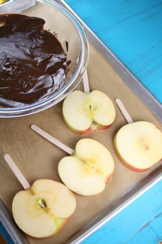 Карамельные яблоки с шоколадом и орехами