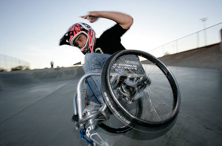 Каскадер Аарон Фотерингем сделал двойное сальто в инвалидной коляске