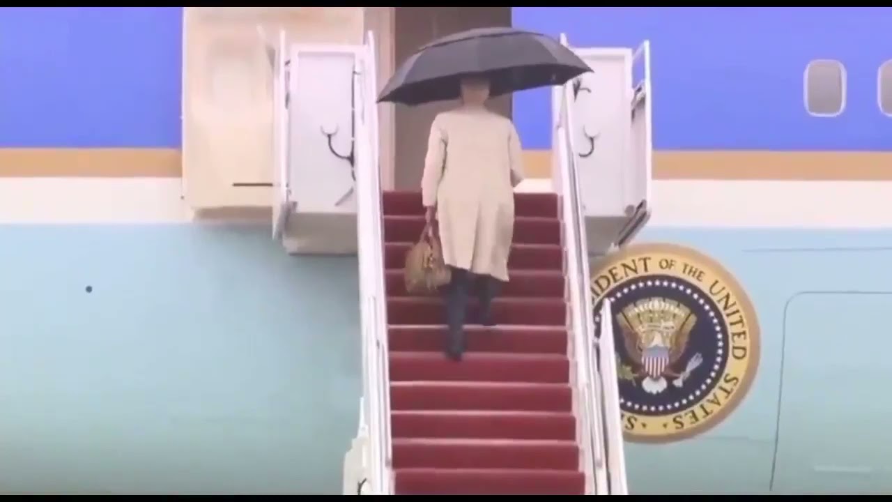 ⚡️Байден сам несет спортивную сумку и зонт. Путин ходит в туалет с 6ю охранниками.