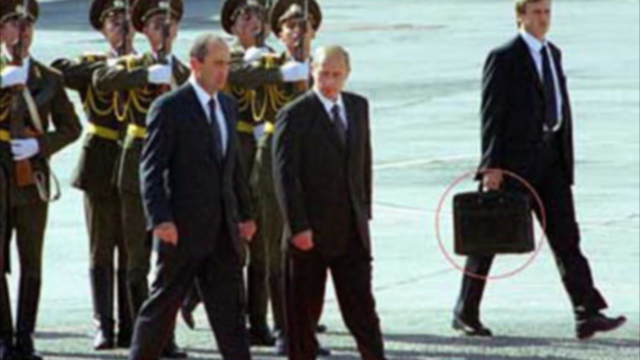 Почему охранники Владимира Путина всегда носят с собой чёрные чемоданы?