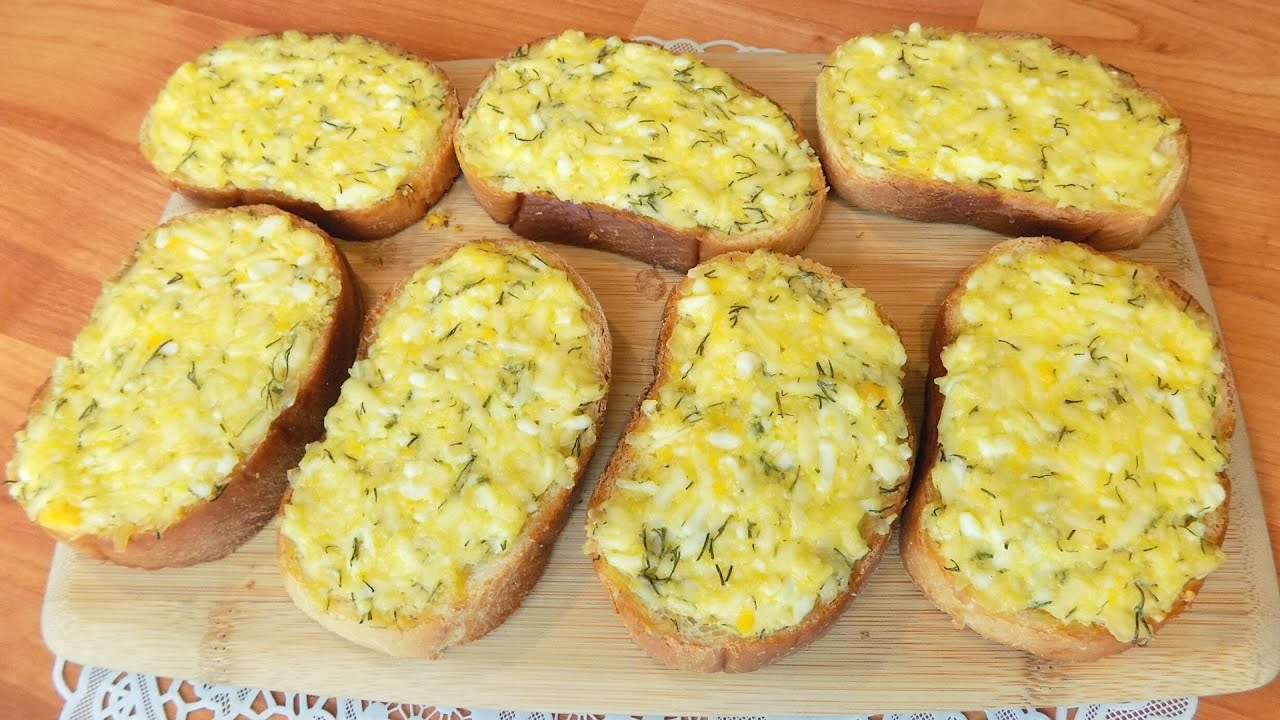 Горячие бутерброды на завтрак. Остренькие бутерброды с вареными яйцами и плавленным сыром в духовке