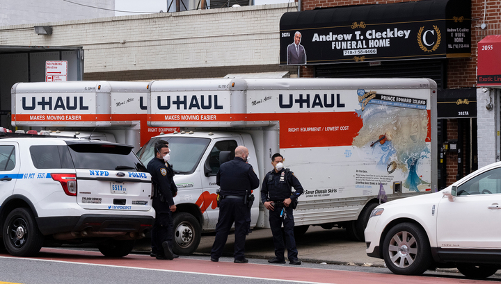 В Нью-Йорке обнаружены грузовики с десятками трупов