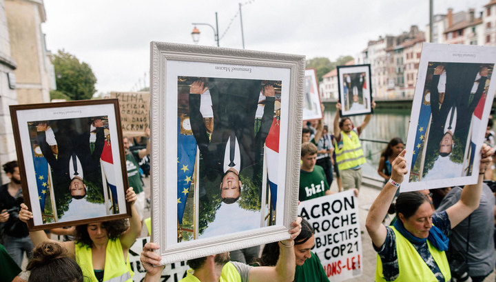 Во Франции устроили парад краденых портретов президента