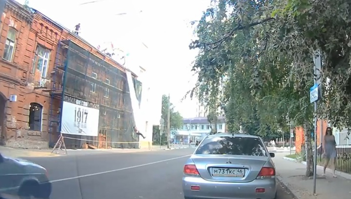 Момент гибели рабочего в центре Воронежа попал на видео