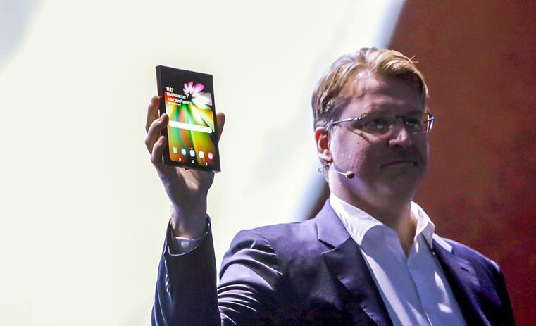 Свершилось: Samsung показал гибкий смартфон-планшет