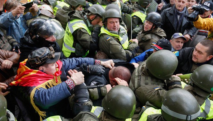 Газ против файеров: полицейские и активисты подрались в центре Кременчуга