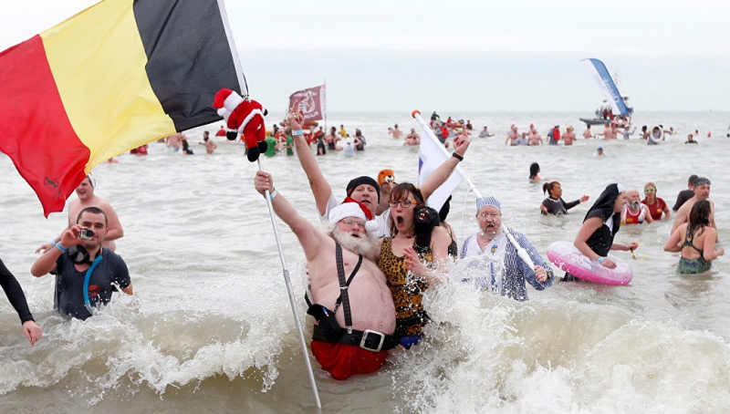 Бельгийцы устроили заплыв в ледяной воде в честь Нового года