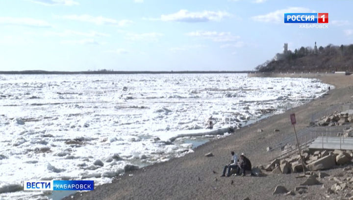 Жители Хабаровска в нарушение режима любуются ледоходом на Амуре. Видео