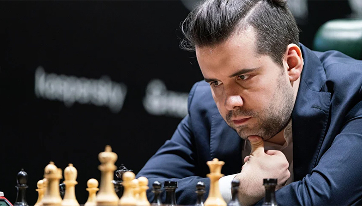 Россиянин Непомнящий уступил Каруане на старте шахматного супертурнира