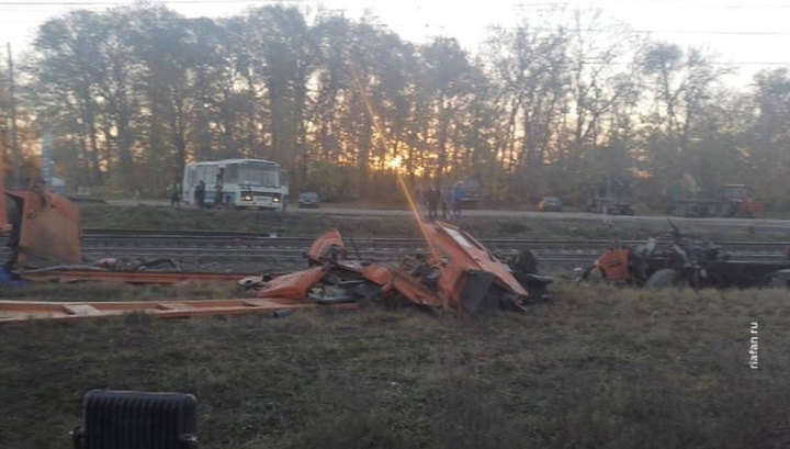 Авария на Кубани: водитель "КамАЗа" выехал на переезд на запрещающий сигнал