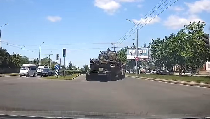 Белорусские военные устроили аварию с бульдозером массой почти 30 тонн. Видео