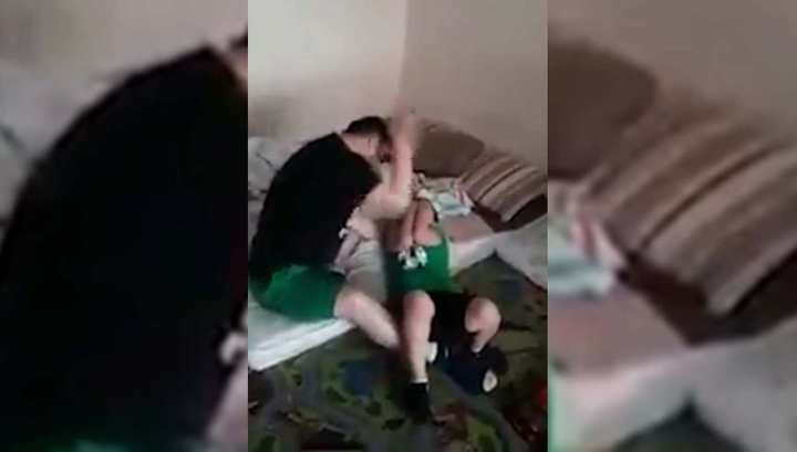 В Москве отец избил маленького сына за отказ отжиматься