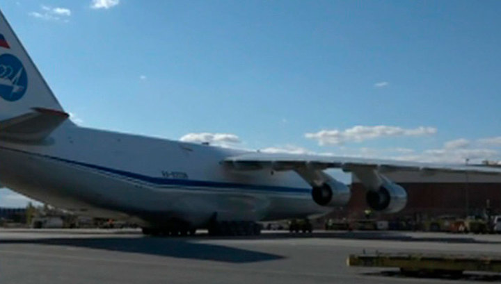В аэропорту Нью-Йорка сел российский самолет с медицинским оборудованием