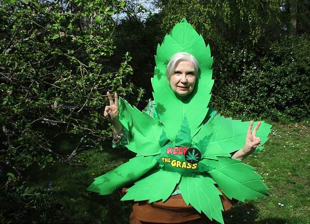 Бабушки с марихуаной как полить коноплю на улице