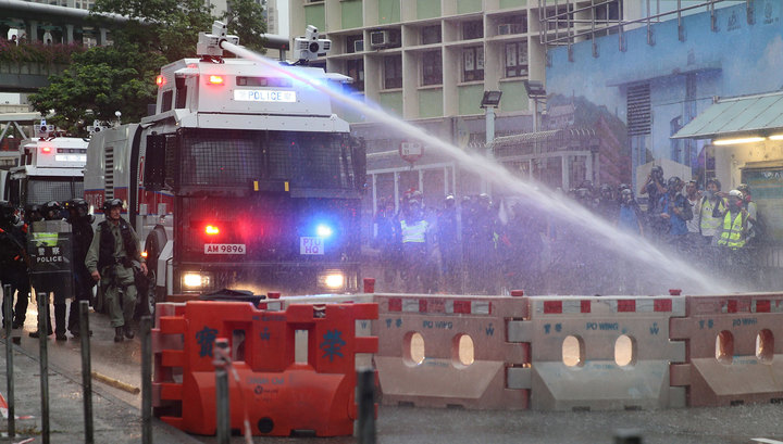 Протесты в Гонконге: полиция впервые применила водяные пушки