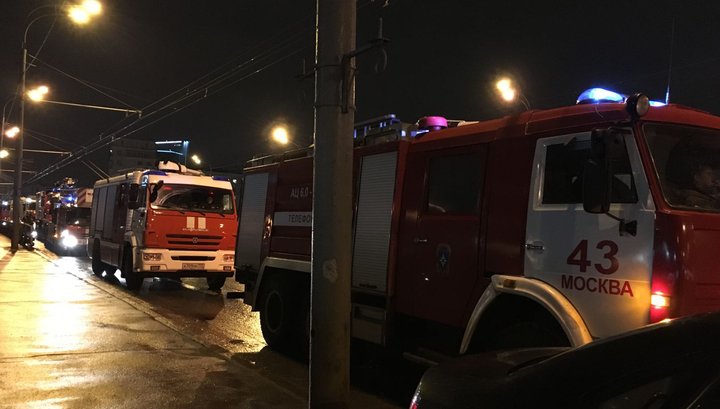 При пожаре в многоквартирном доме в Хакасии пожарные спасли 12 человек