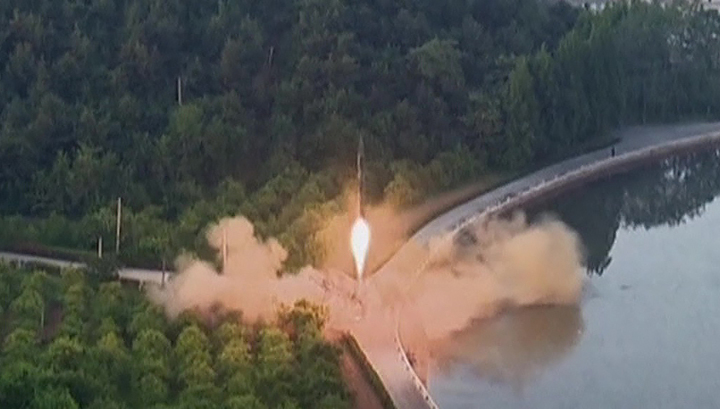 Ким Чен Ын присутствовал при испытаниях новых тактических ракет