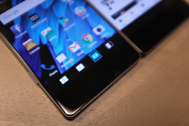 Microsoft показал чехол с дополнительным дисплеем для смартфона