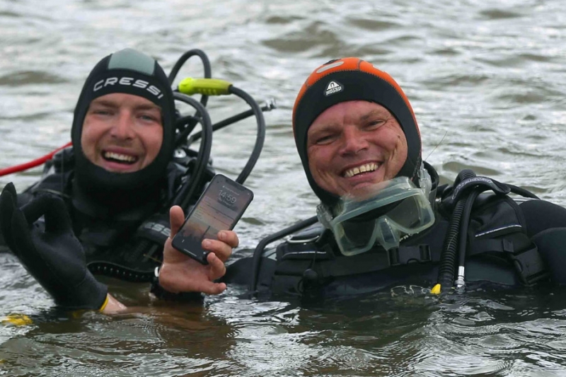 Дайверы нашли работающий iPhone X на дне озера