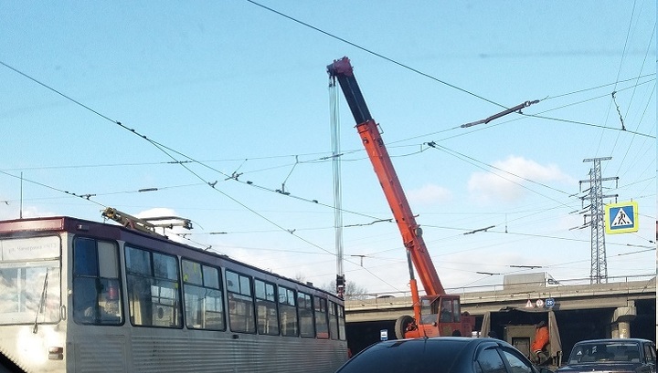 Мимо рельсов: в Челябинске трамвай сбился с пути