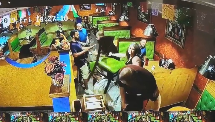 Офицер полиции и его сын избили чернокожих посетителей ресторана. Видео