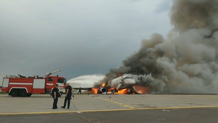 Пилот вернулся в горящий "Суперджет" ради спасения двух пассажиров