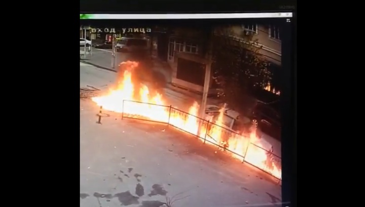 Неадекватный водитель сбежал после огненной аварии в Ростове. Видео