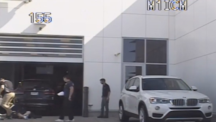 Опубликовано видео перестрелки полиции и подозреваемого в автосалоне в США