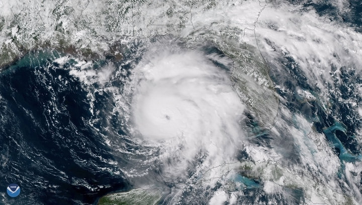 Ураган "Лоренцо" в Атлантике достиг четвертой категории
