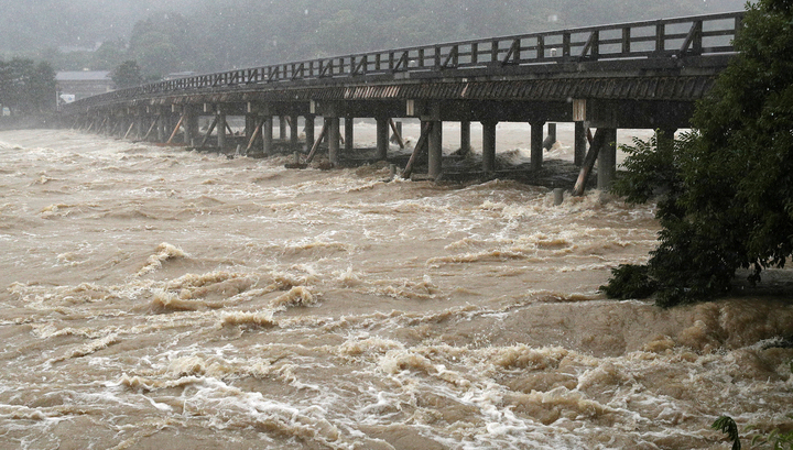 Ливневые дожди в Японии: 15 человек погибли, 50 пропали без вести