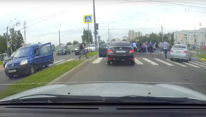 Новорожденная девочка вылетела из машины после аварии в Петербурге