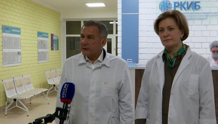 Минниханов и Попова побывали в больнице, где размещены россияне с Diamond Princess