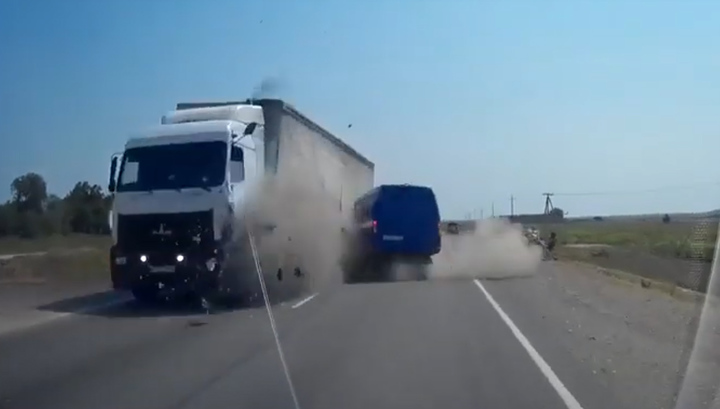 В Крыму фургон въехал под фуру. Видео