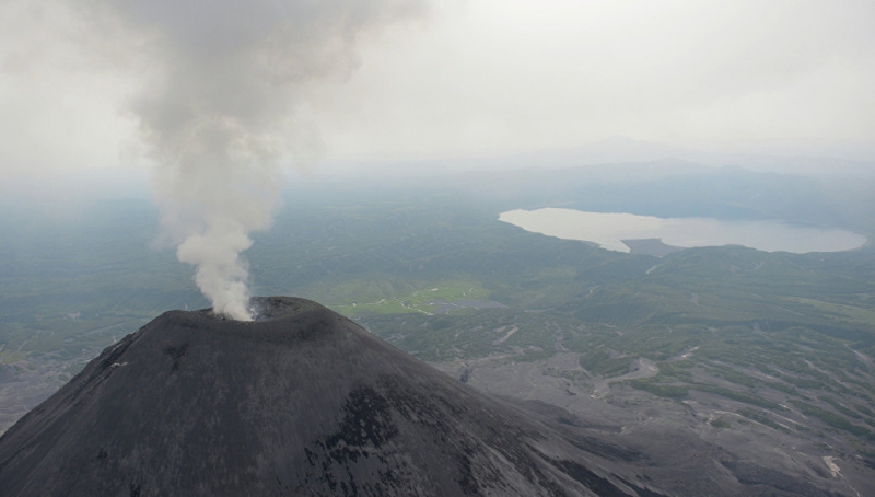На Камчатке вулкан выбросил столб пепла на высоту два с половиной километра