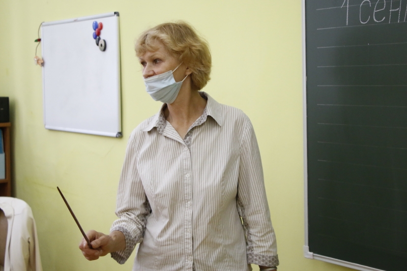 Роспотребнадзор: За первую неделю сентября ковидом заразилась тысяча школьных учителей, они пренебрегли масками