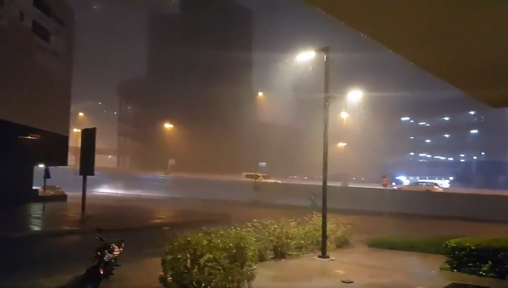 Ливни в оаэ. Дождь в арабских Эмиратах. Град в ОАЭ. Улица дождя в Дубае. Ливень в ОАЭ.