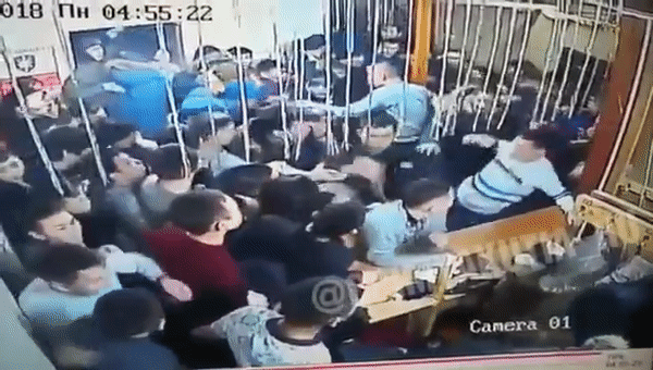 В Сети появилось видео массовой драки в ночном клубе в Якутии