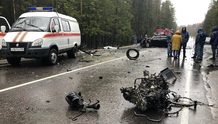 Три человека погибли в страшной лобовой аварии под Псковом