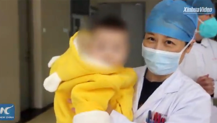 Китайские врачи вылечили от коронавируса двух самых маленьких пациентов в стране