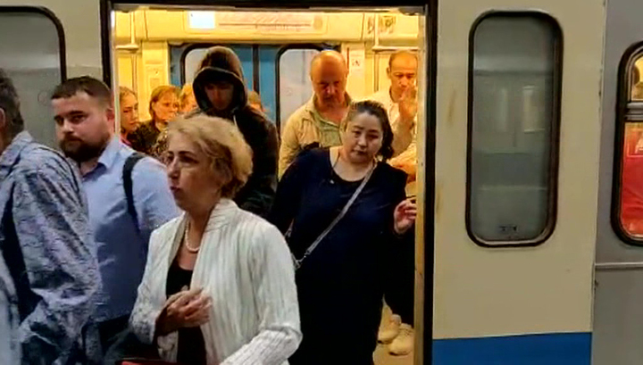 Столичный метрополитен выставляет штраф изготовителю поезда, застрявшего на серой ветке