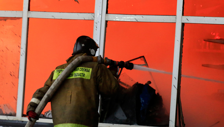 Противопожарный вертолет сбросил более 100 тонн воды на горящие в Алматы склады