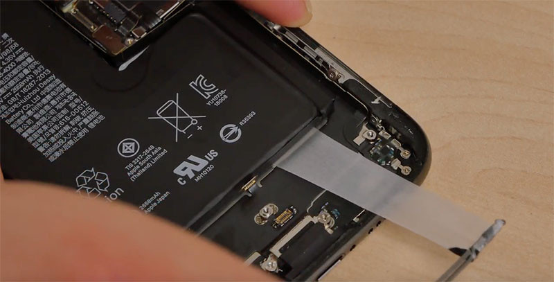 Разбор iPhone XS показал скрытую внутреннюю «челку»