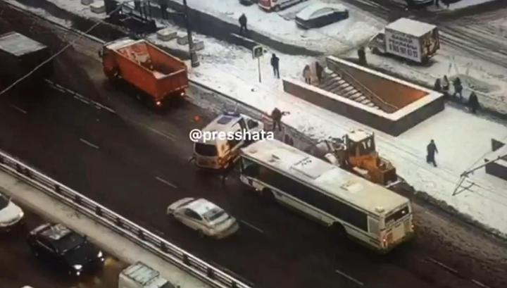 Столкновение автобуса с самосвалом на юге Москвы сняли на видео