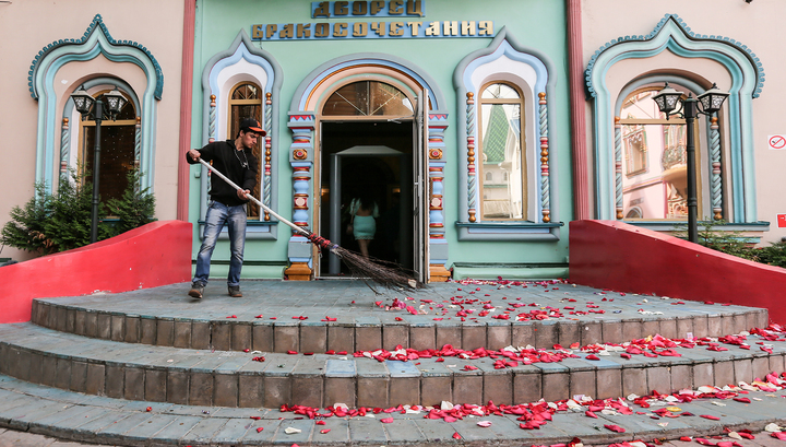Скачок доллара и коронавирус заставляют москвичей переносить свадьбы на осень
