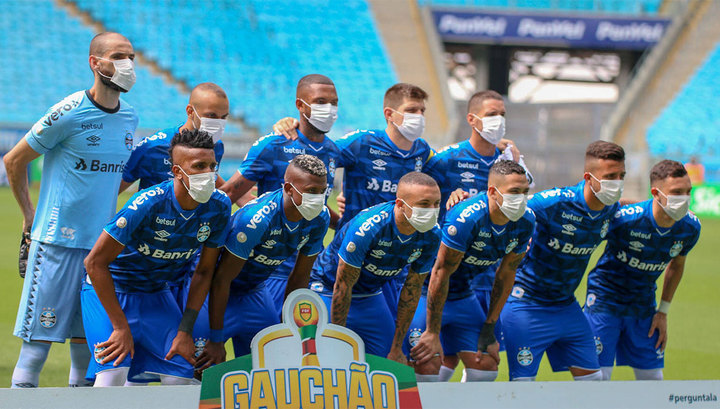 Бразильские футболисты не хотят играть из-за коронавируса. Они вышли на матч в масках