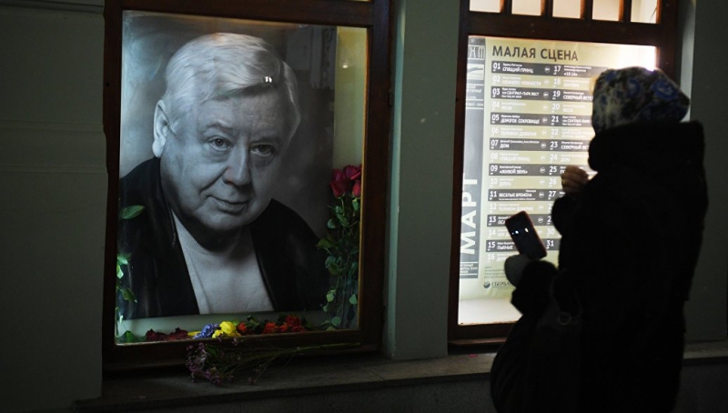 Москвичи несут цветы к портрету Табакова в МХТ имени Чехова