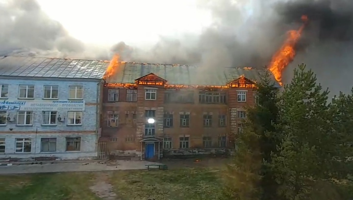 Сильный пожар вспыхнул рядом с металлургическим заводом в Пермском крае