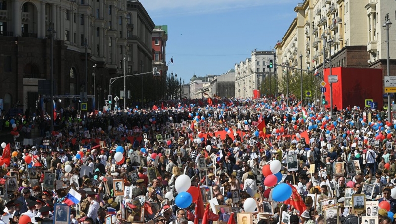 Путин принимает участие в шествии "Бессмертного полка" на Красной площади