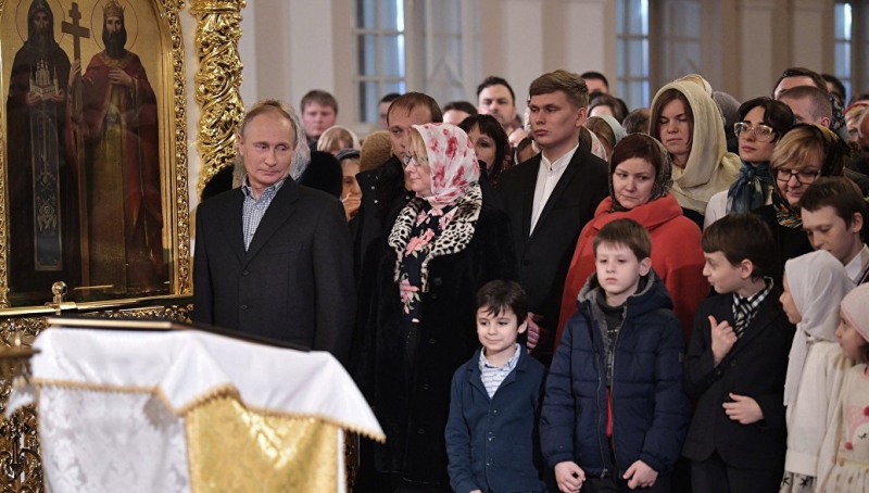 Путин подарил икону храму в Петербурге, где встречал Рождество