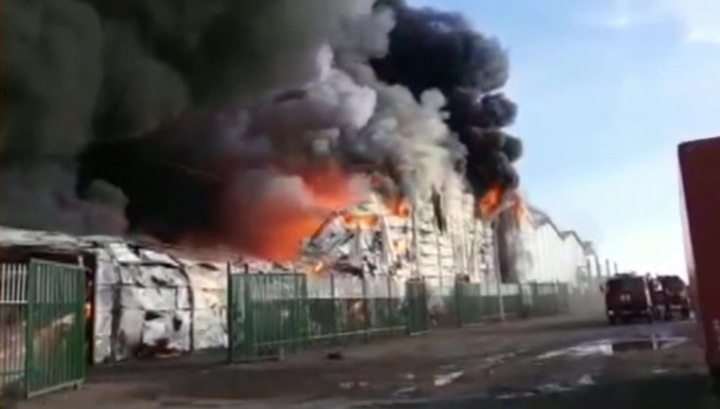В Алма-Ате горят склады на площади 3 тысячи квадратных метров